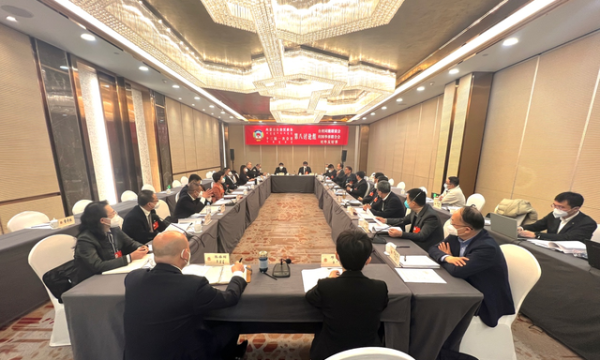 内蒙古政协委员们分组讨论政府工作报告