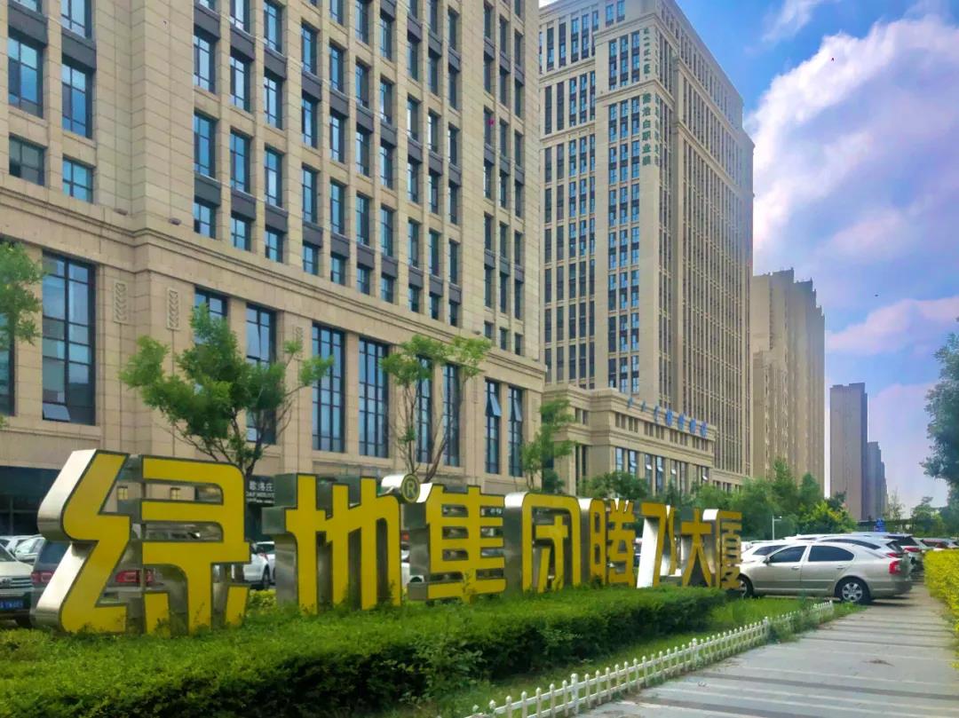 呼和浩特绿地腾飞大厦D座20层写字楼外墙脱落 致两人受伤