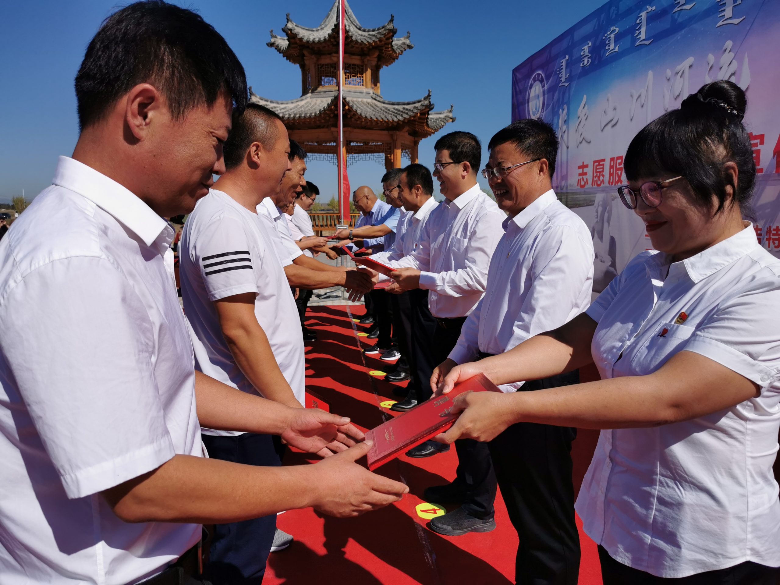 内蒙古保护母亲河志愿者服务活动引众关爱山川河流