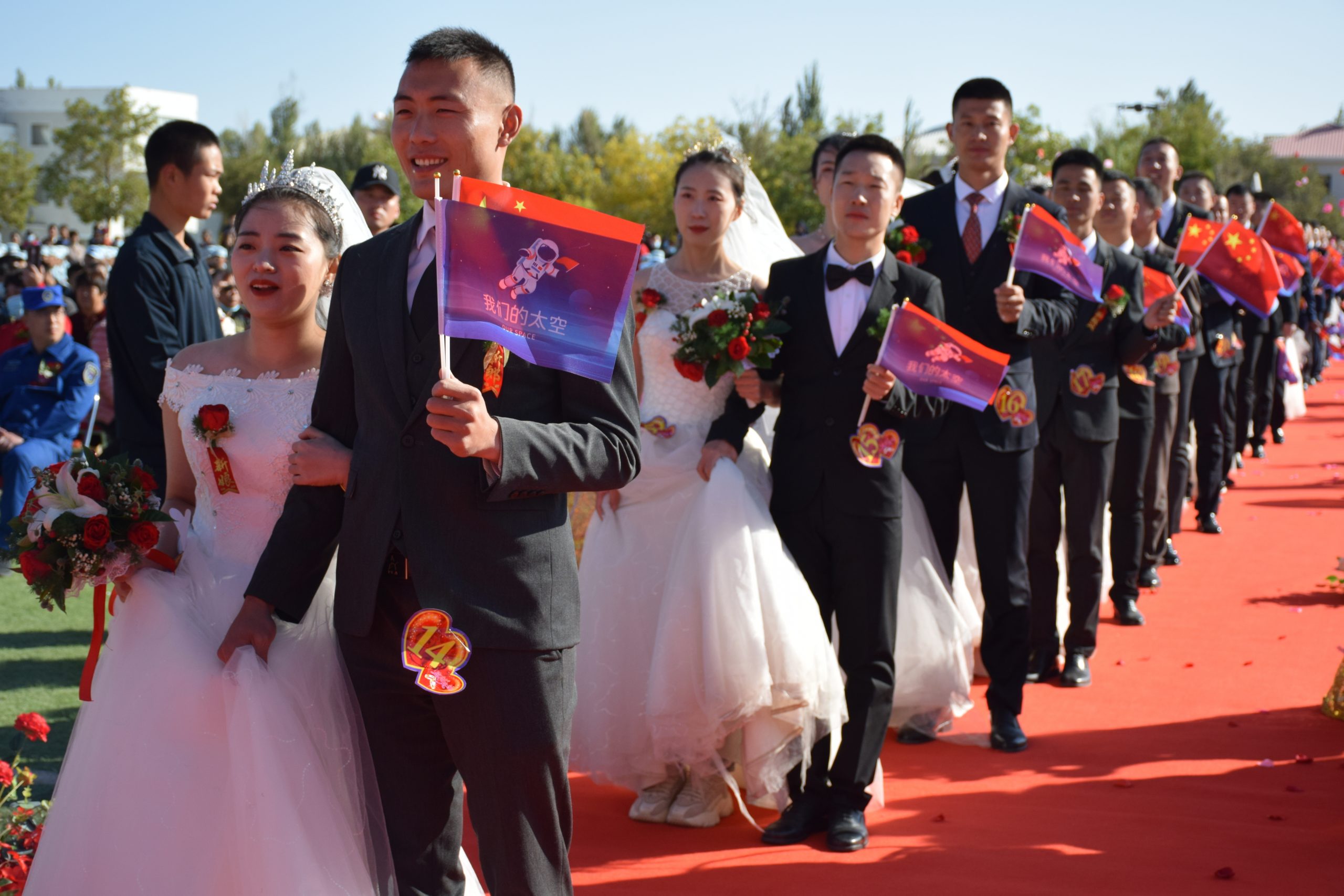 东风航天城举办“大漠情 航天缘” 集体婚礼