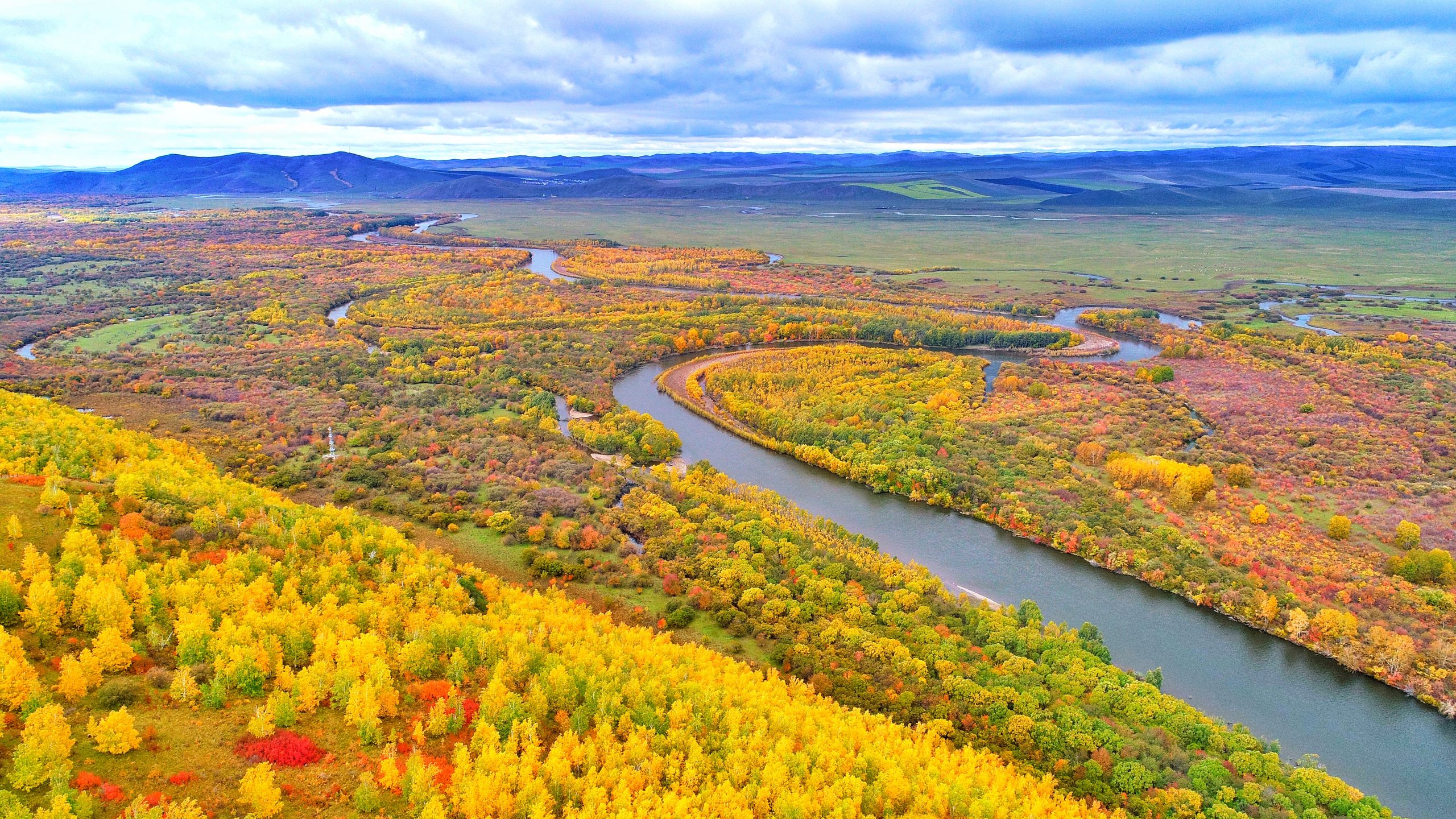 额尔古纳秋色美景惹人醉