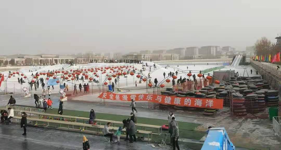 呼和浩特如意河新华大街南侧天然冰场“人气爆棚”