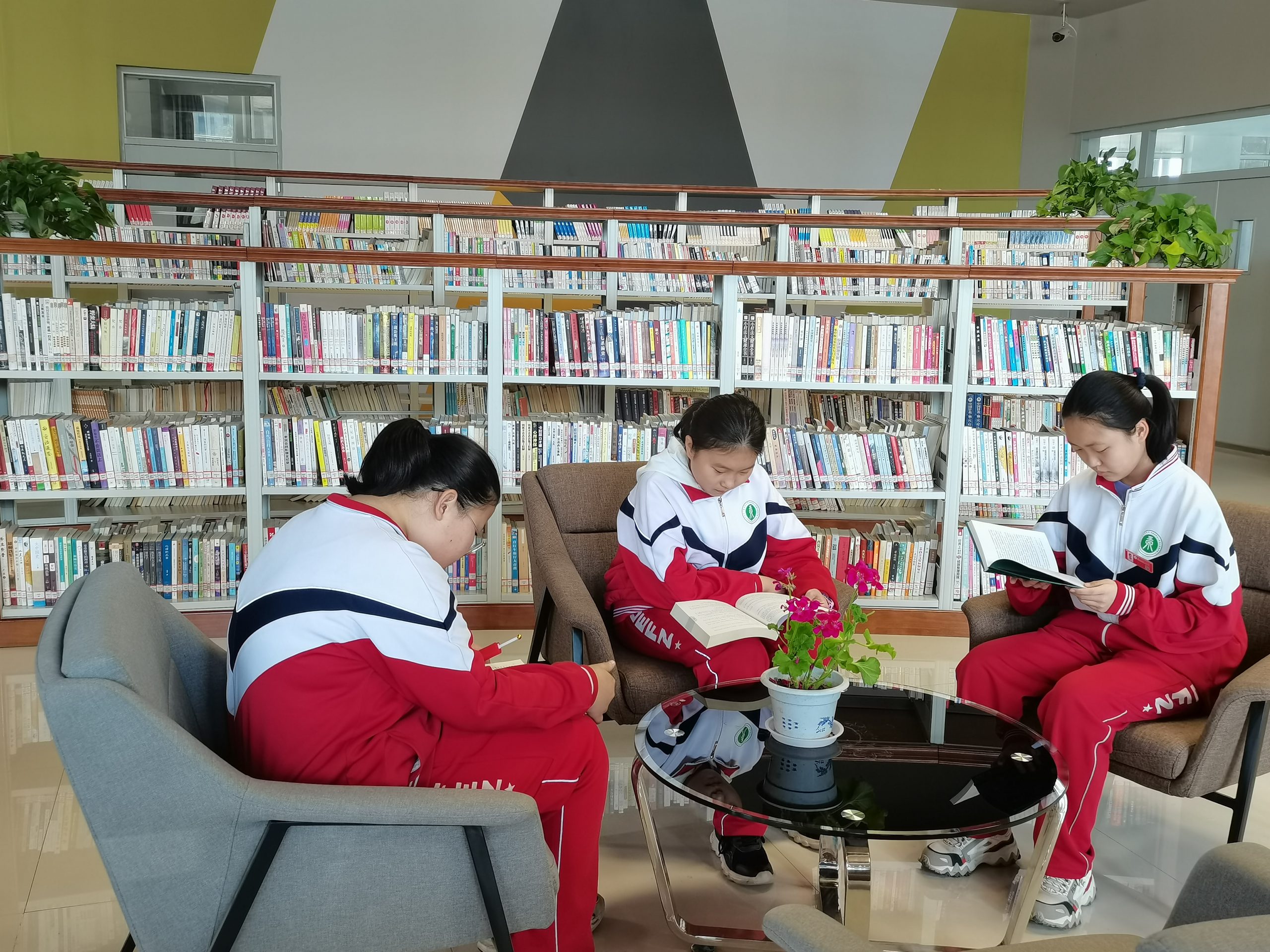 “阅读红色经典 点亮爱党红心”——呼和浩特市图书馆第一家中学校园鸿雁书屋在师大二附中揭牌