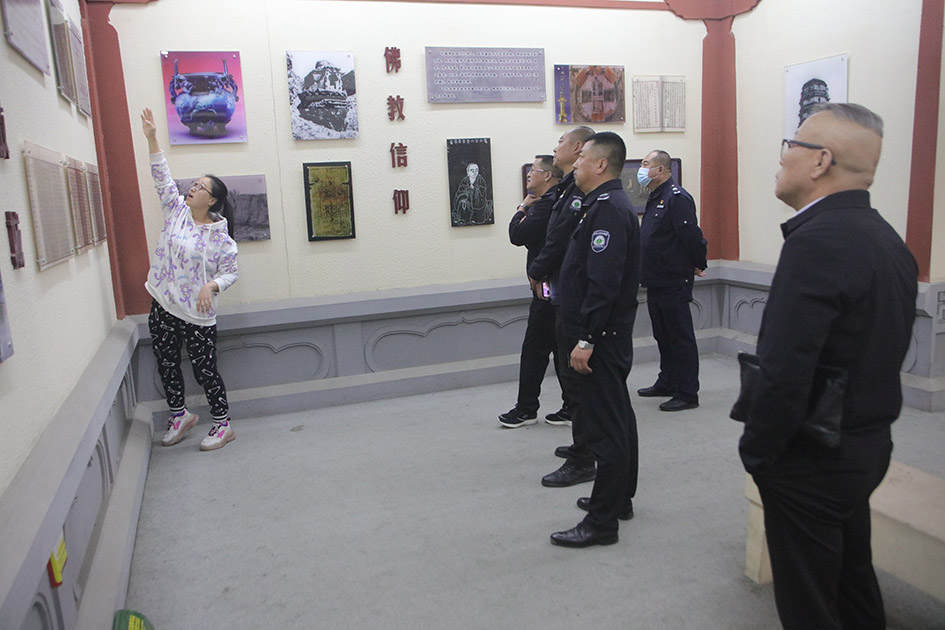 呼市文化市场综合行政执法局开展五一假日期间文化市场行政执法工作与纪检监察联合督导检查