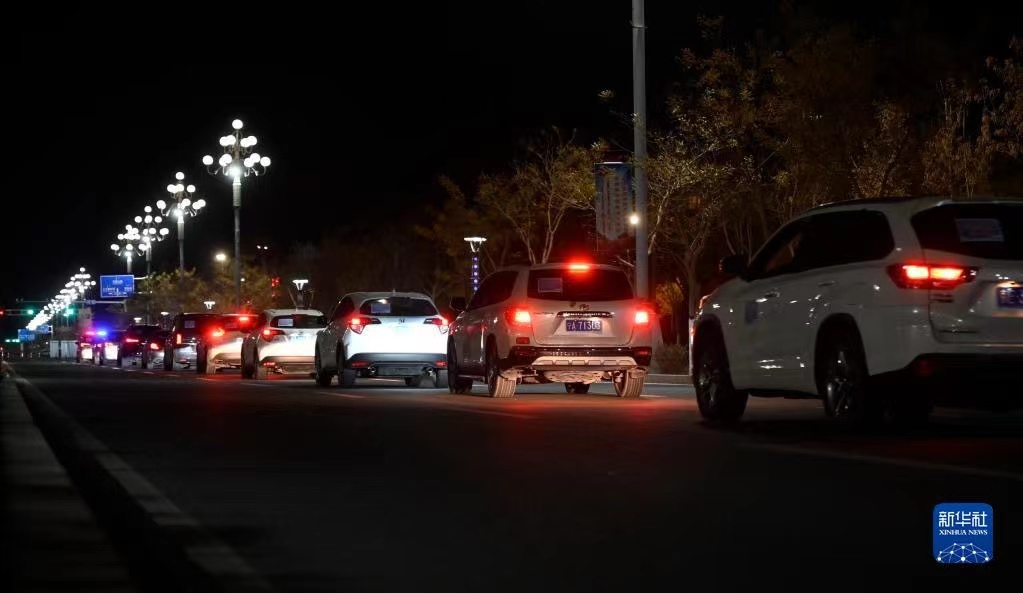 内蒙古额济纳旗组织滞留自驾游客向低风险地区转移