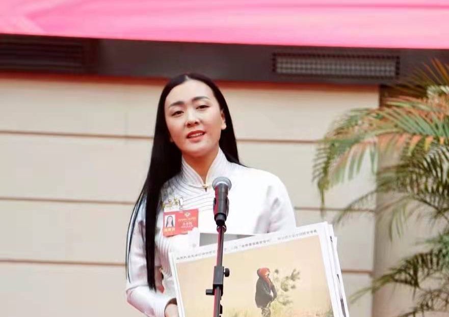 王金梅委员:讲好内蒙古故事 让世界看到中国草原的美