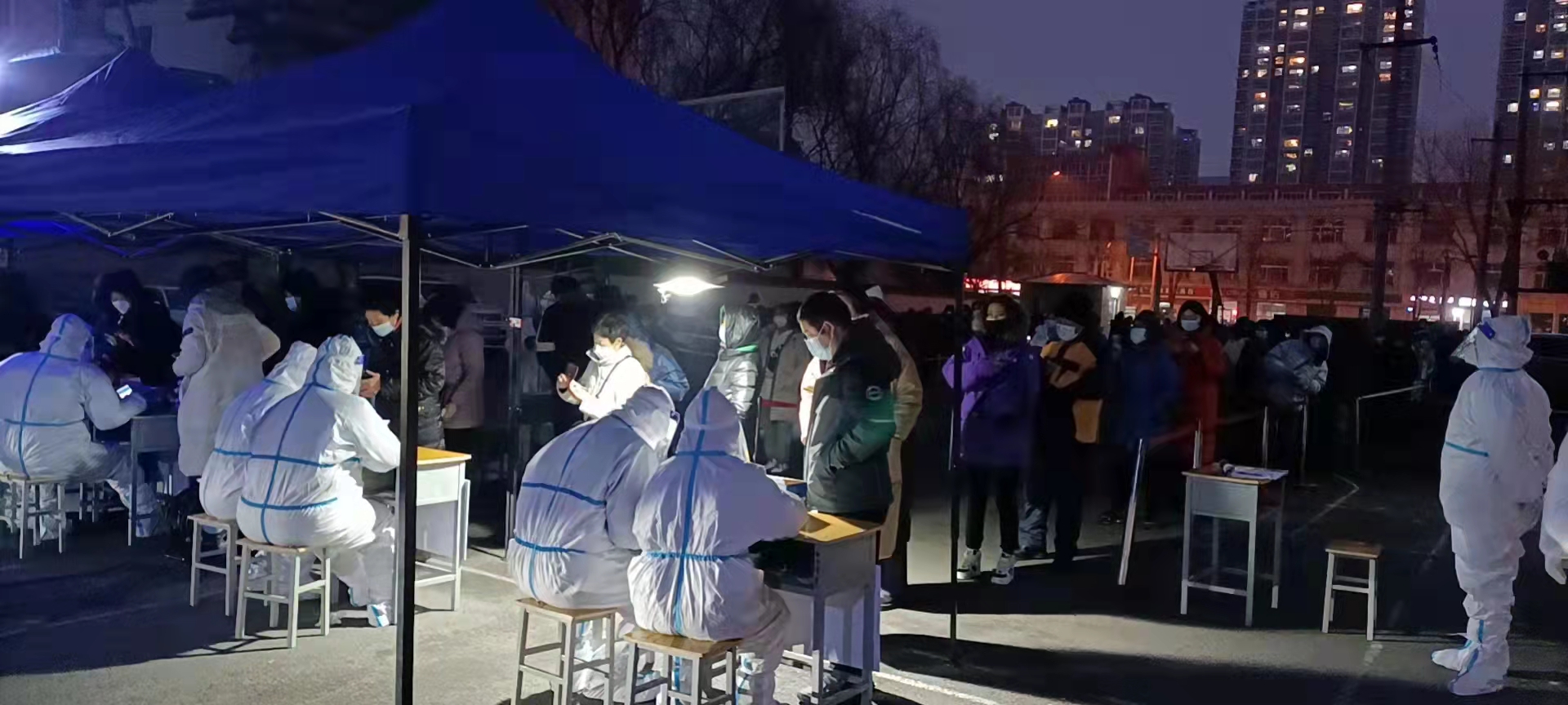 呼和浩特暂停防范区内室内公共场所运营活动，所有小区配齐一套管控队伍，强化小区进出管理