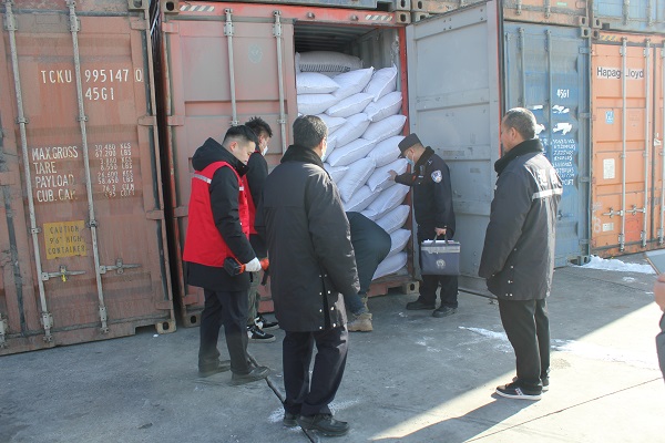 加强中欧班列运输安全 基层民警对集装箱拆封查验