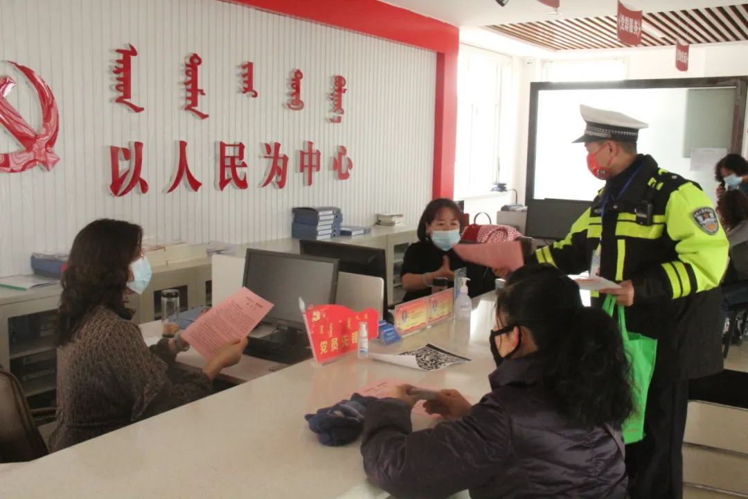 优化法治化营商环境|丰镇市交管大队进社区开展道路交通安全宣传活动