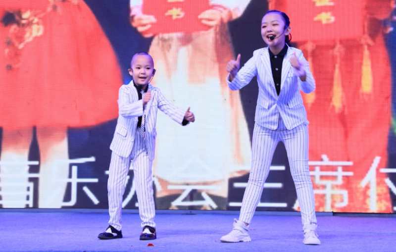 点赞组合惊艳“健康中国·幸福首府”广场消夏晚会