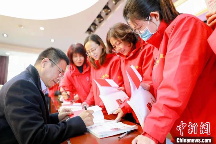 【十年@每一个奋斗的你】全国抗疫先进工作者刘春：“十年间最对的事，在湖北记录白衣天使”