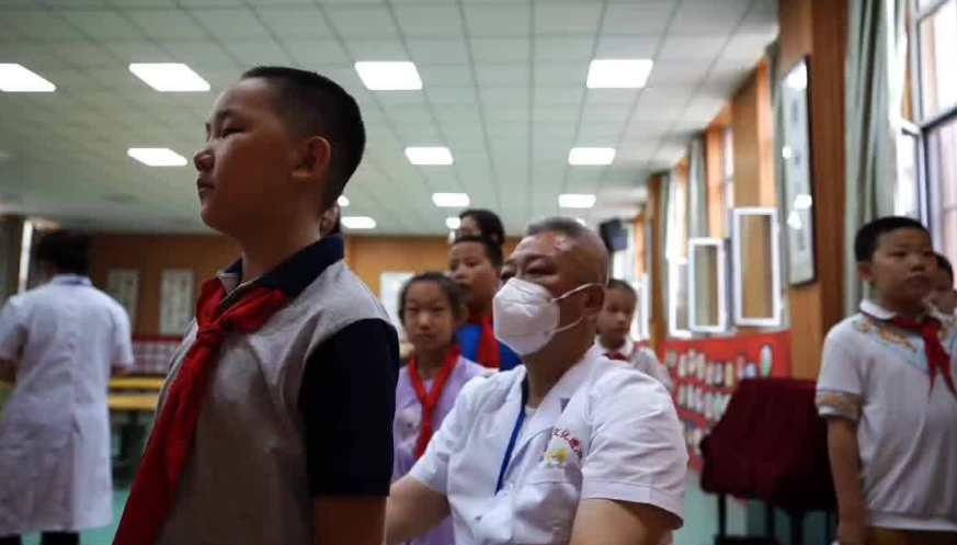 呵护青少年脊柱健康——中国儿童慈善活动日公益行动（一）