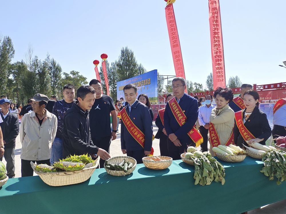 乌兰察布市举行民族团结进步活动月启动仪式暨庆丰收活动