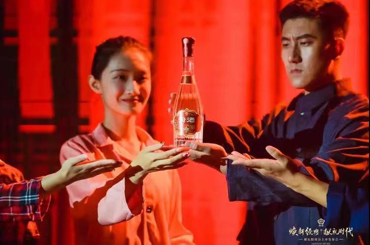 光瓶酒进入百元角逐——献礼版玻汾上市发布会走进呼和浩特