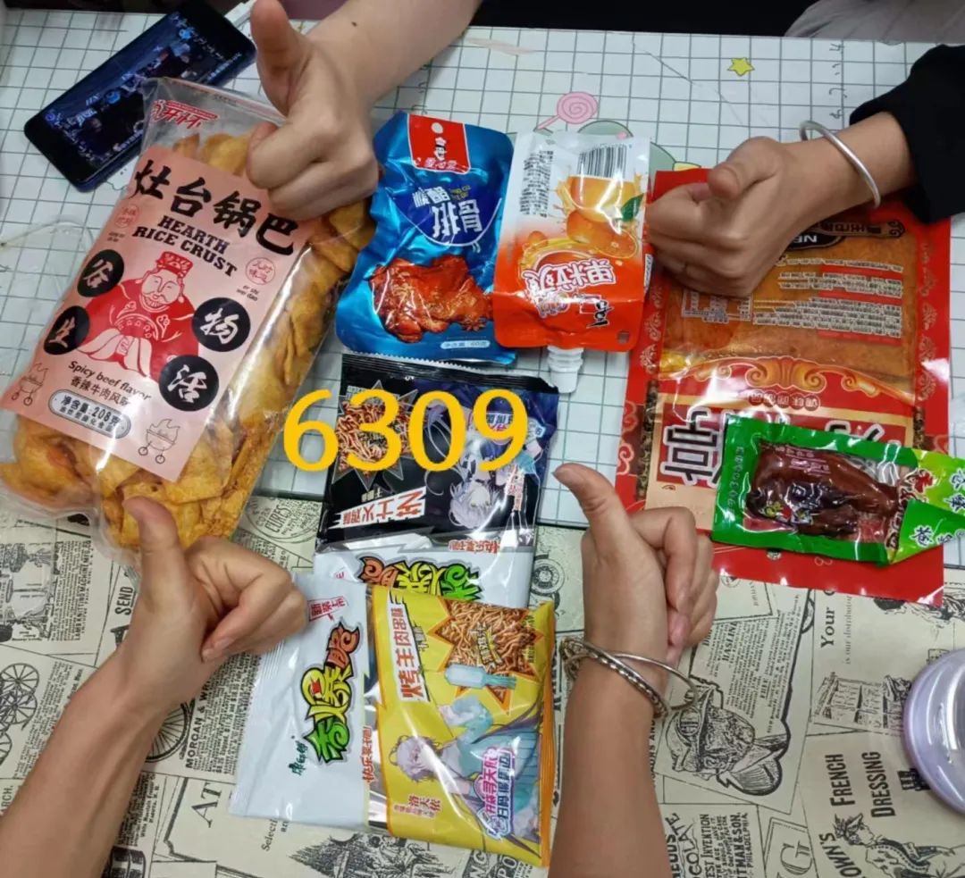 内蒙古一高校为封校学生送上万元“零食盲盒”