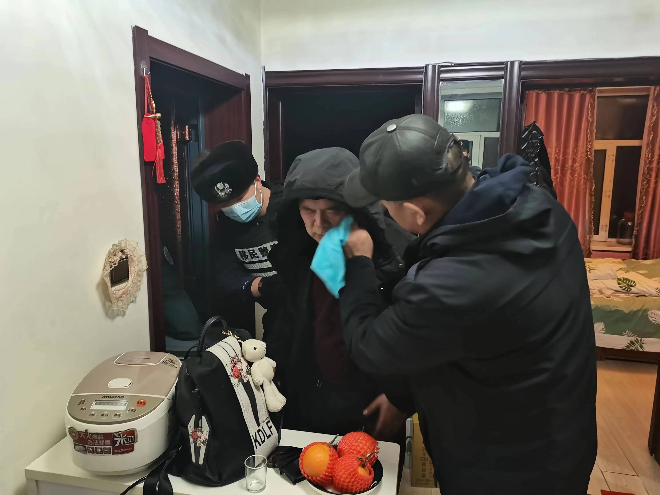 争分夺秒!民警紧急救助三名海鲜中毒群众