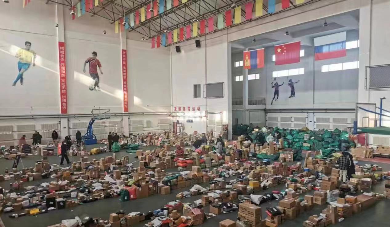 二连浩特市相关部门多措并举助力邮政公司开展积压邮件快件分拣派送工作