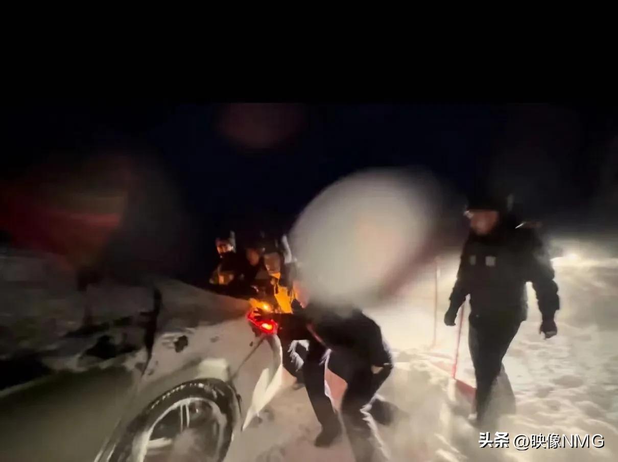 群众被困,他们冒雪顶风打通20公里“回家道路”