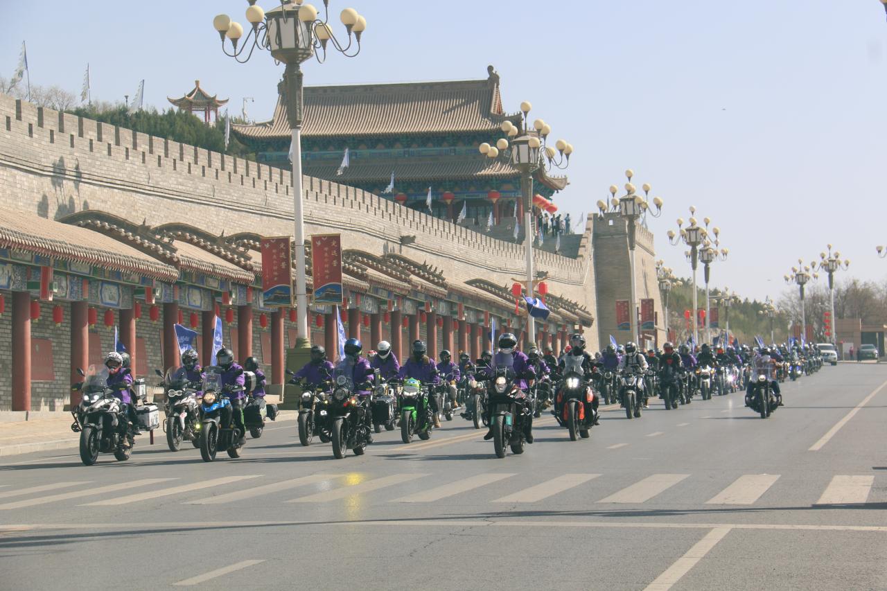 全国自驾游爱好者千车万人巡游探秘阿拉善