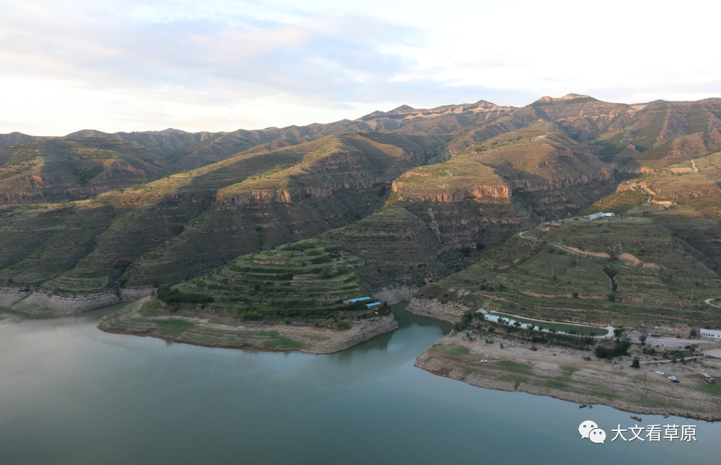 香港学子欣赏准格尔黄河大峡谷了解黄河文化