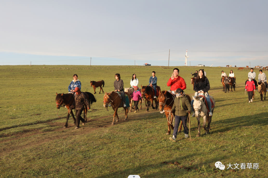 香港学子在辉腾锡勒草原骑马射箭
