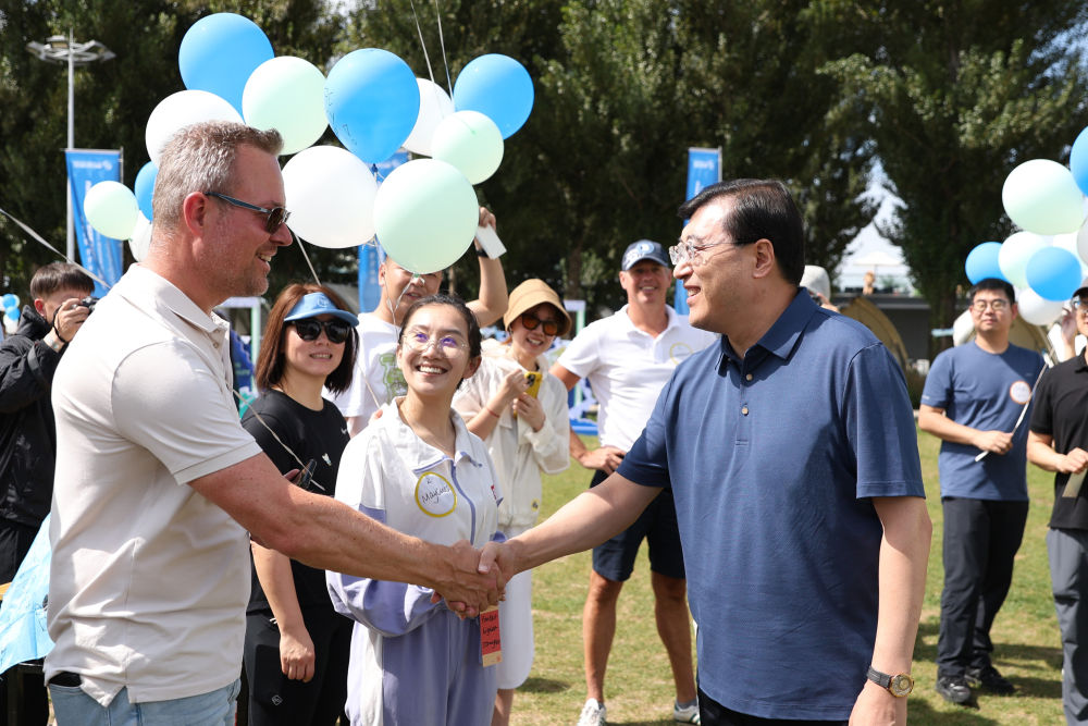 伊利首届全球菁英汇隆重举行 文化共融架起共进之桥