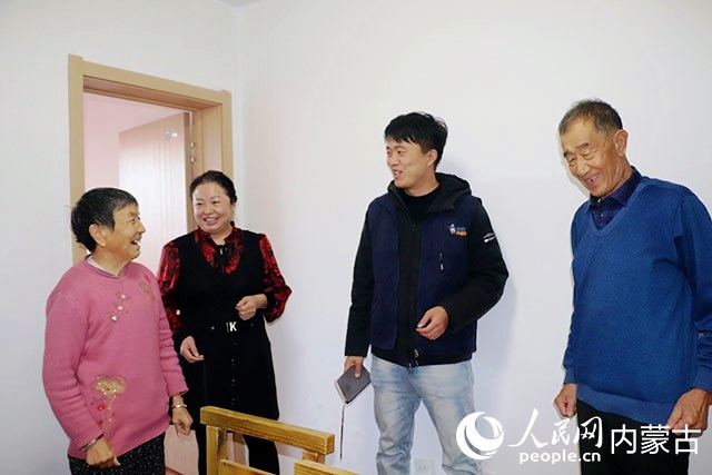 悦和社区“联户长”协同单元长入户走访。受访者供图