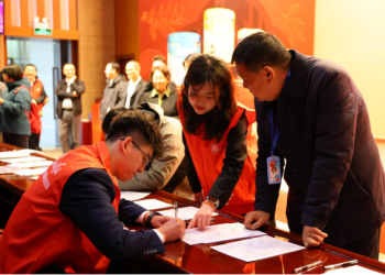 伸出的手，传递着光——伊心向阳志愿服务联合会开展学雷锋月活动