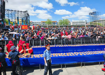 内蒙古卓资县万人端午共品2025只熏鸡和20025个福粽