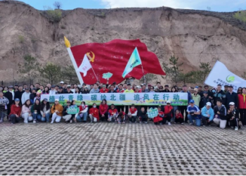 “植此青绿 碳绘北疆”——内蒙古各界青年义务植树活动在呼市赛罕区石人湾举行