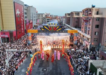 内蒙古呼和浩特市回民区牛街美食街热闹开街！