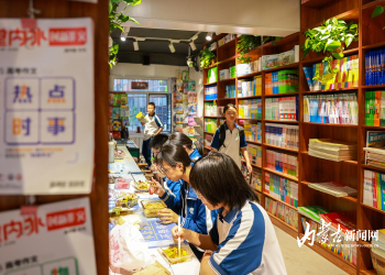 暖心书店化身学生驿站