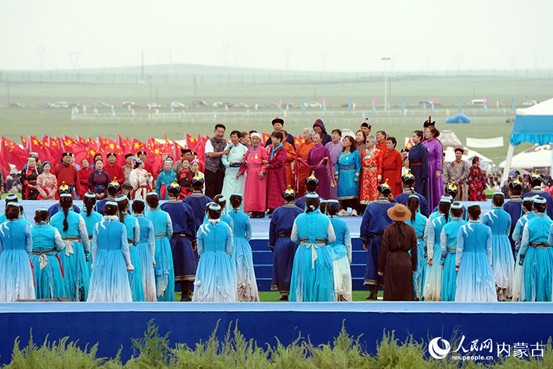 开幕式现场,“国家的孩子”与草原额吉登上舞台。塔拉摄